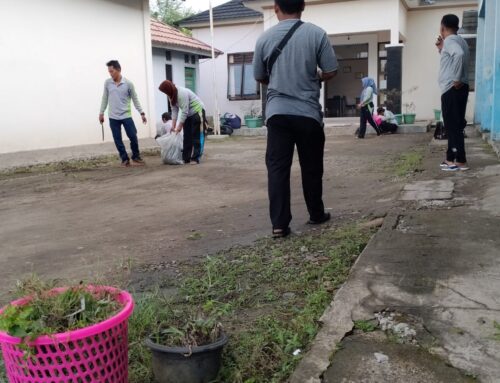 Kegiatan Pembersihan Kantor Desa Karang Raja Muara Enim