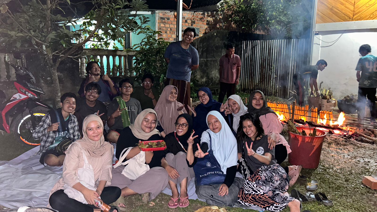 Melemang bersama anak-anak KKN UGM (Universitas Gajah Mada) dalam rangka memperingati 10 Muharram, taun 2023